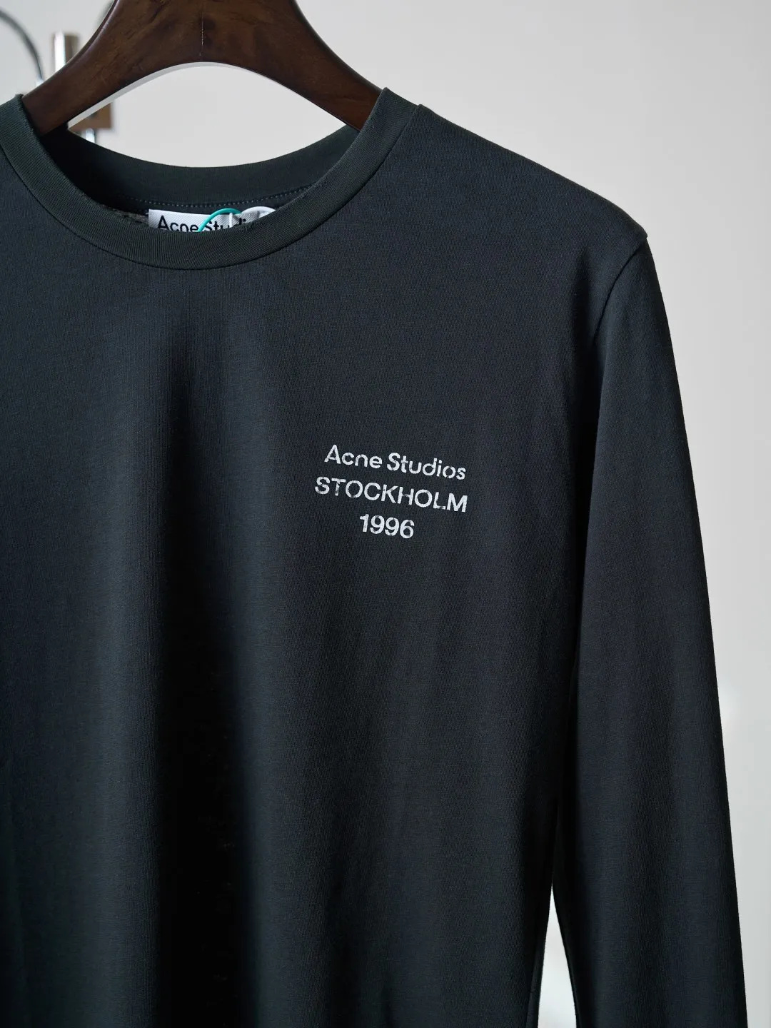 [Real product hanging] Acne Studios logo printed long sleeves (women's style) [In Stock] S M L custom-made cloud wadding smooth linen cotton material, smooth drape, delicate and breathable. A charcoal-toned stone-ground gray pavement base creates a hazy texture that creates a high-end feel. The soft dark tones interpret the elegance of the Nordic atmosphere. The Acne Studios logo pattern serves as a restrained footnote, and the restrained and compact format is hidden in a corner of the chest, highlighting the brand's charm. The soft dropped shoulders modify the shoulder shape, the short hem falls precisely on the waistline, the extended dropped sleeves add a casual atmosphere, and the relaxed cut creates a casual silhouette. The blank design uses simplicity to control complexity, quality wins quantity, and fully demonstrates taste. 1 Glue printing uses glue liquid paint to print patterns on fabrics, and bakes the fabric to fix the printed patterns. 2. Gradient distressed spray paint. By spraying dyes of different colors on the surface of the fabric, the clothes can show rich color changes under different lights and increase the visual layering. 3. Positioning and wear-and-tear. Many places on the garment body are regularly positioned and worn manually. Manual brush marks are added to add texture and depth to the surface of the clothing to imitate the texture of natural wear and tear. 4. Enzyme washing treatment: The fabrics have been fermented and washed to give them a better feel and texture. They are not easy to deform, shrink or fade. They maintain long-term beauty and fit.
